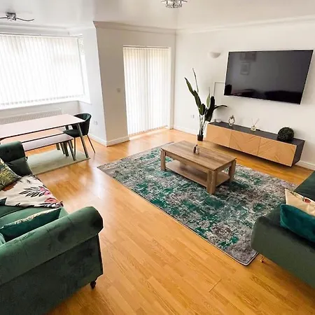 Luxury 4-Bed House In Dagenham, United Kingdom Villa
